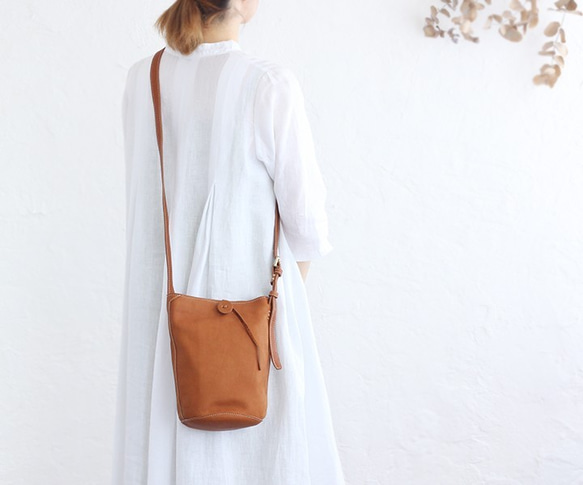 《数量限定＊訳あり》本牛革 斜め掛けショルダーバッグ ポシェット hana （キャメル） 3枚目の画像