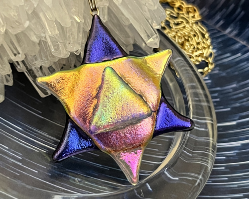 ☆六芒星守り☆ 宇宙の宝石のようなオーロラガラスペンダント