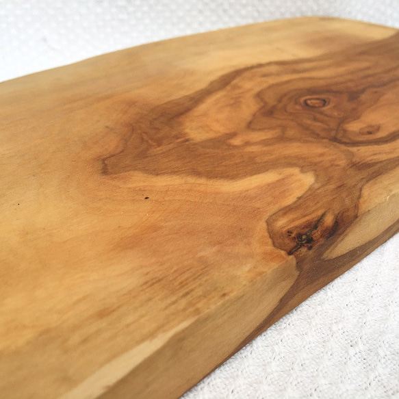 オリーブの木 個性あふれる１点もの 濃淡をしっかりつけたボード　約44cm 8枚目の画像