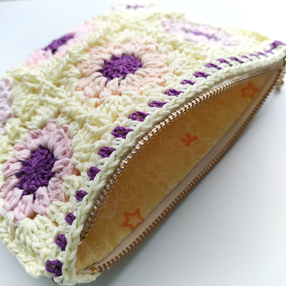 かわいいモチーフ編みポーチ　手編み　レース編み　花　メイクポーチ　編み物　小物　黄色　キレイめ 2枚目の画像