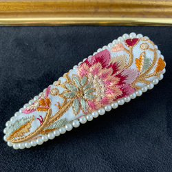インド刺繍リボン ヘアクリップ ホワイト ピンク パール ビーズ刺繍 4枚目の画像