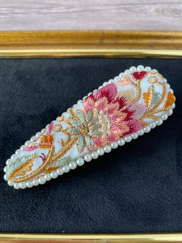 インド刺繍リボン ヘアクリップ ホワイト ピンク パール ビーズ刺繍 4枚目の画像