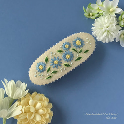 ブルーデイジーの刺繍バレッタ＊花モチーフアクセサリー＊No.249 1枚目の画像