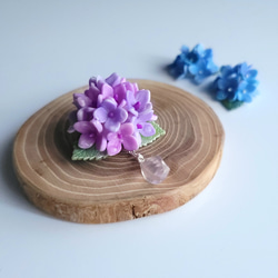 雨上がりの紫陽花×天然石ブローチ【パープル】 1枚目の画像