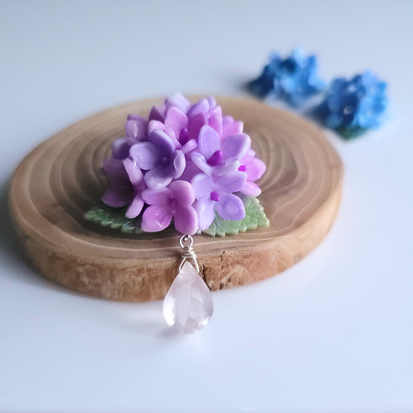 雨上がりの紫陽花×天然石ブローチ【パープル】 2枚目の画像