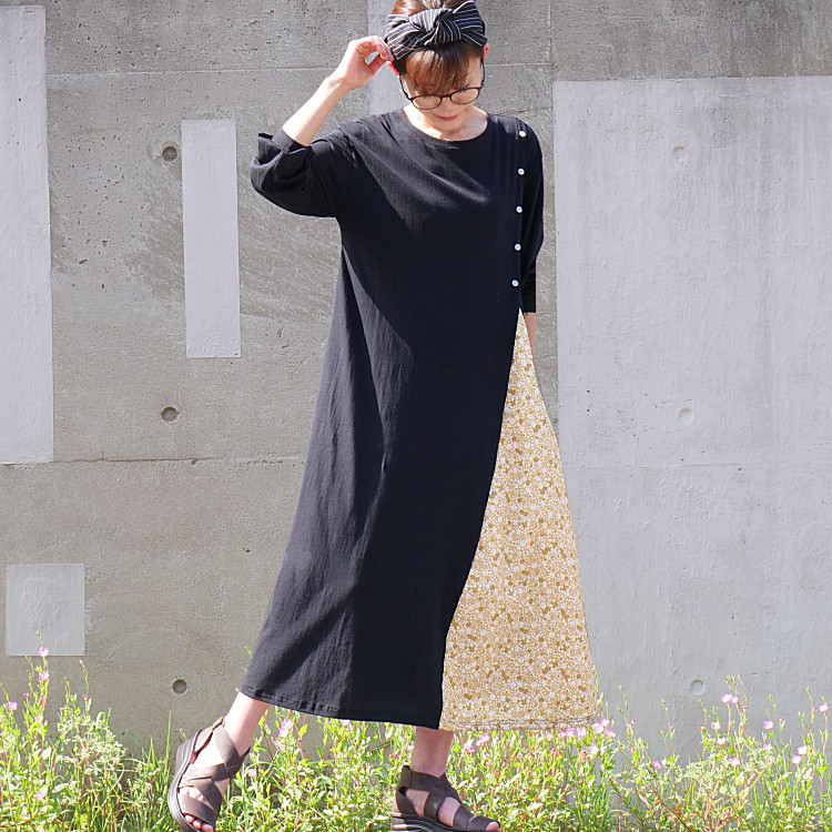 お値下げ＊小花柄＊スリットデザイン切り替え＊胸元飾りボタン＊落ち感のあるカットソー素材＊ワンピース＊ブラック×マスタード