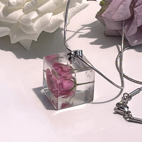 本物の薔薇のスネイクチェーンネックレス/レジンフラワーアクセサリー/キューブ型/ 2枚目の画像
