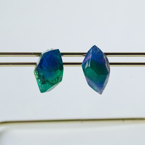 まぼろし鉱物【碧翡翠】ピアス 鉱石風（チタンピアス） イヤリング