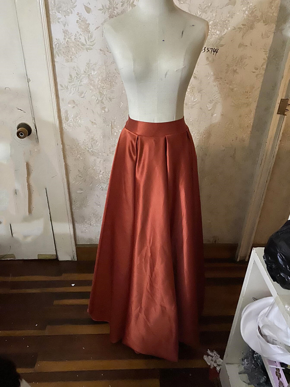 赤陶色光面緞面長裙 第1張的照片