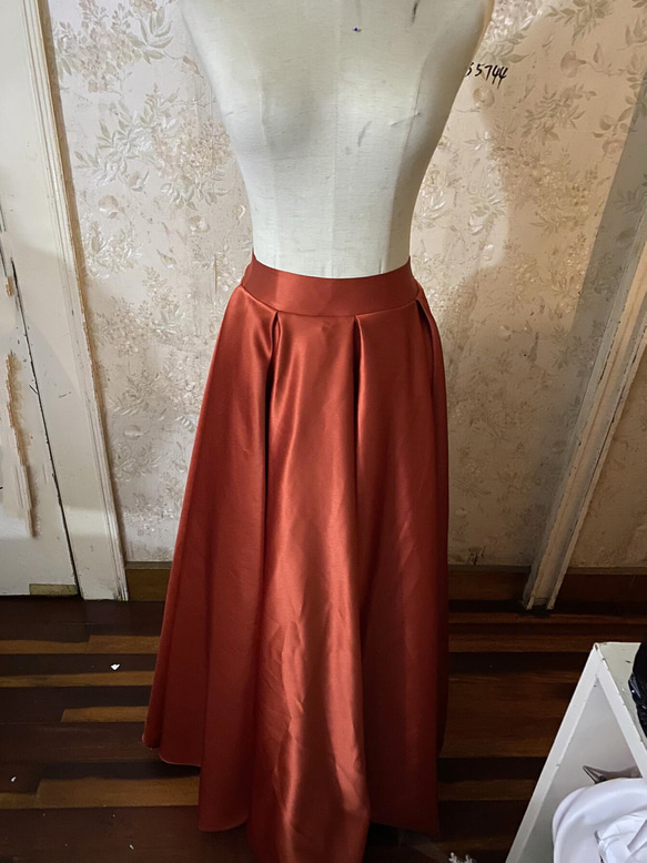 赤陶色光面緞面長裙 第5張的照片