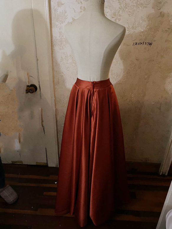赤陶色光面緞面長裙 第2張的照片
