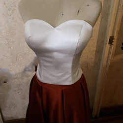 ホワイト 光沢サテン ベアトップ 編み上げ 可愛い トップス  テラコッタ色  光沢サテン  ロング スカート 1枚目の画像