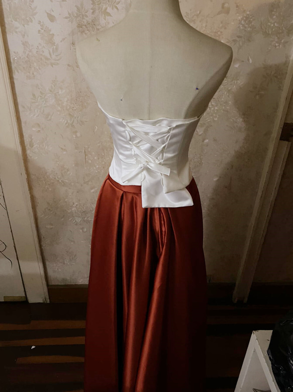 ホワイト 光沢サテン ベアトップ 編み上げ 可愛い トップス  テラコッタ色  光沢サテン  ロング スカート 3枚目の画像