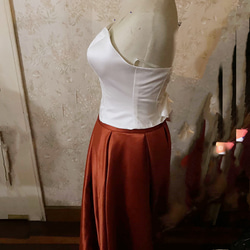 ホワイト 光沢サテン ベアトップ 編み上げ 可愛い トップス  テラコッタ色  光沢サテン  ロング スカート 2枚目の画像