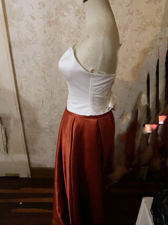 ホワイト 光沢サテン ベアトップ 編み上げ 可愛い トップス  テラコッタ色  光沢サテン  ロング スカート 2枚目の画像