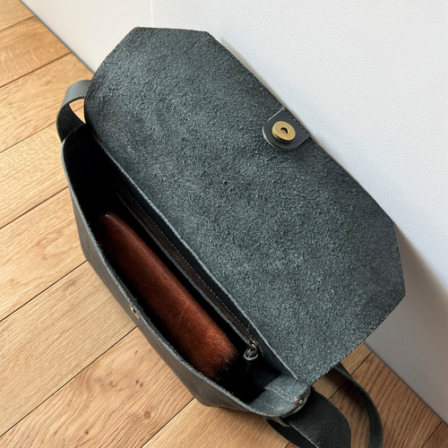 受注製作】一枚牛革のマチ広ショルダーバッグ・ダークネイビー