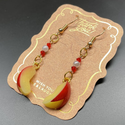 《受注生産》うさぎリンゴのピアス　フェイクスイーツ 1枚目の画像