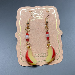 《受注生産》うさぎリンゴのピアス　フェイクスイーツ 5枚目の画像