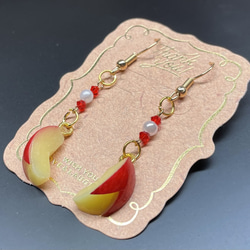 《受注生産》うさぎリンゴのピアス　フェイクスイーツ 2枚目の画像