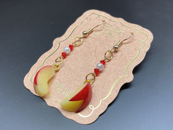 《受注生産》うさぎリンゴのピアス　フェイクスイーツ 2枚目の画像