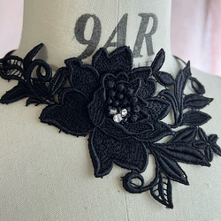 【チョーカー】高級薔薇立体レース　黒　付け襟にも　スワロフスキー　ビジュ付き　テープで結ぶアレンジ可能　N-07 5枚目の画像