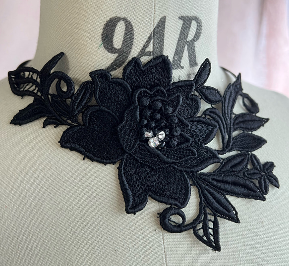 【チョーカー】高級薔薇立体レース　黒　付け襟にも　スワロフスキー　ビジュ付き　テープで結ぶアレンジ可能　N-07 5枚目の画像