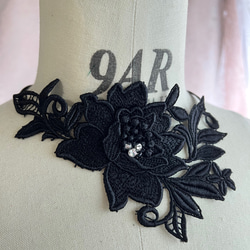 【チョーカー】高級薔薇立体レース　黒　付け襟にも　スワロフスキー　ビジュ付き　テープで結ぶアレンジ可能　N-07 2枚目の画像