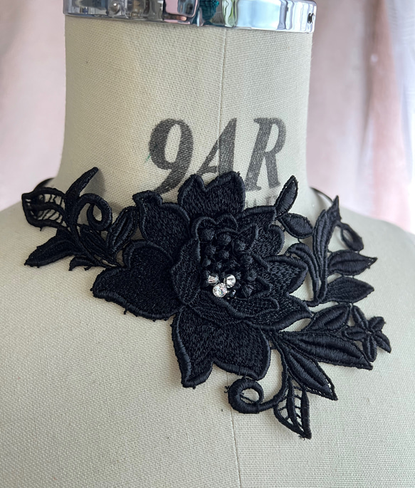 【チョーカー】高級薔薇立体レース　黒　付け襟にも　スワロフスキー　ビジュ付き　テープで結ぶアレンジ可能　N-07 2枚目の画像