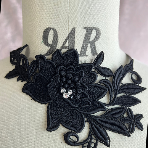 同色スパンコールチョーカー付　立体的な立ち上がりフリルレースと黒&水色バイカラー 同色スパンコールチョーカー付 立体的な立ち上がりフリルレースと黒