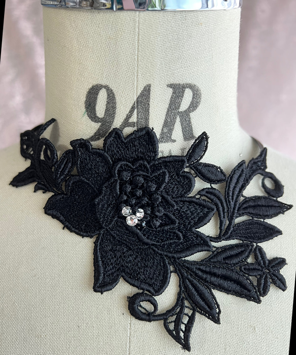【チョーカー】高級薔薇立体レース　黒　付け襟にも　スワロフスキー　ビジュ付き　テープで結ぶアレンジ可能　N-07 3枚目の画像