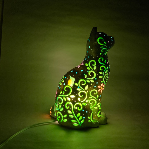 ブローチお月見白猫レジン