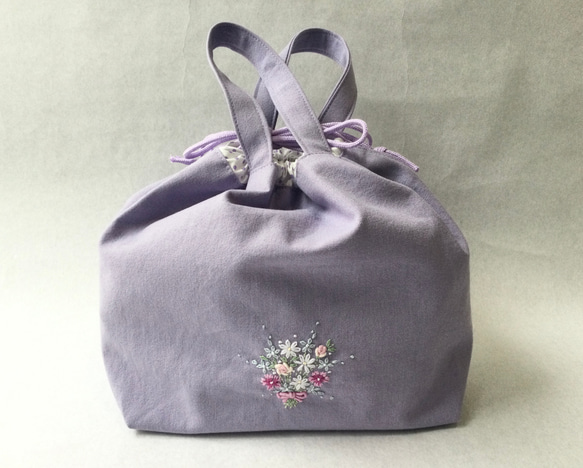 薄紫花束刺繍 保冷袋付きお弁当袋(巾着袋) 弁当袋・風呂敷 ネコデマリ