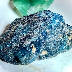 【マイナスイオンの石】アパタイト（燐灰石）　ラフストーン　原石 1枚目の画像