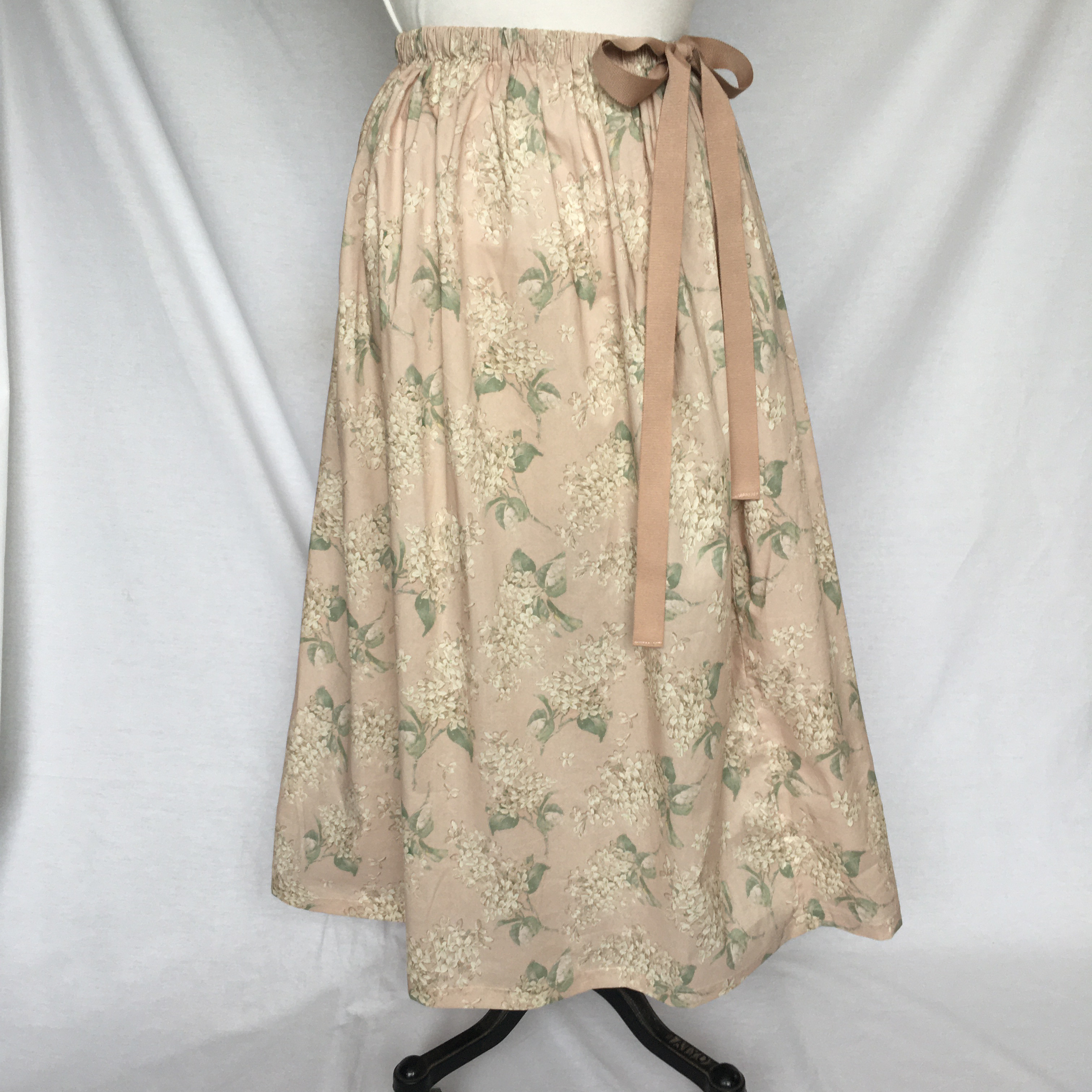 再販です☺︎大人かわいいリボンスカート✴︎リバティ　アーカイブライラック　ピンクベージュ　リボン取り外し可能　送料無料