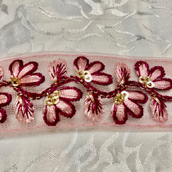 インドの刺繍リボン ピンクの花の刺繍 2枚目の画像