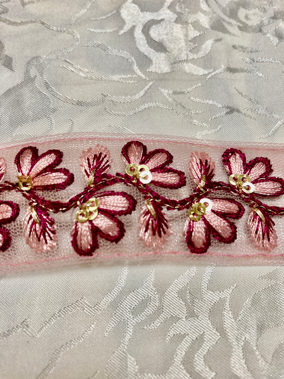 インドの刺繍リボン ピンクの花の刺繍 2枚目の画像