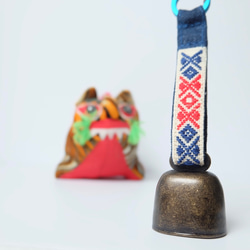 Kogin Rinrinku 熊鈴鐺 ☺︎ 配有靜音掛繩 ☺︎ 天然花朵登山扣 [刺繡 ☺︎ 刺子繡 ☺︎ Kogin刺繡] ⌘ 第7張的照片