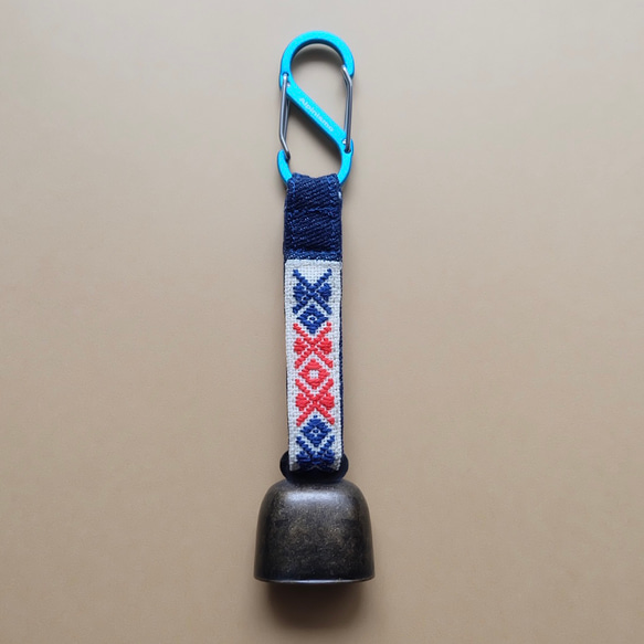 Kogin Rinrinku 熊鈴鐺 ☺︎ 配有靜音掛繩 ☺︎ 天然花朵登山扣 [刺繡 ☺︎ 刺子繡 ☺︎ Kogin刺繡] ⌘ 第12張的照片