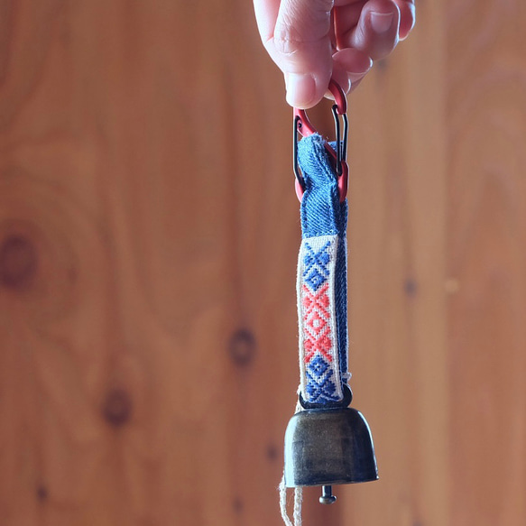 Kogin Rinrinku 熊鈴鐺 ☺︎ 配有靜音掛繩 ☺︎ 天然花朵登山扣 [刺繡 ☺︎ 刺子繡 ☺︎ Kogin刺繡] ⌘ 第3張的照片