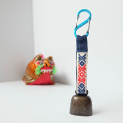 Kogin Rinrinku 熊鈴鐺 ☺︎ 配有靜音掛繩 ☺︎ 天然花朵登山扣 [刺繡 ☺︎ 刺子繡 ☺︎ Kogin刺繡] ⌘ 第8張的照片