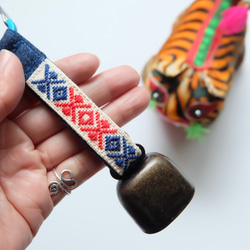 Kogin Rinrinku 熊鈴鐺 ☺︎ 配有靜音掛繩 ☺︎ 天然花朵登山扣 [刺繡 ☺︎ 刺子繡 ☺︎ Kogin刺繡] ⌘ 第13張的照片