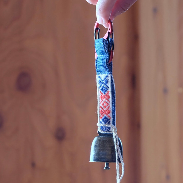 Kogin Rinrinku 熊鈴鐺 ☺︎ 配有靜音掛繩 ☺︎ 天然花朵登山扣 [刺繡 ☺︎ 刺子繡 ☺︎ Kogin刺繡] ⌘ 第2張的照片