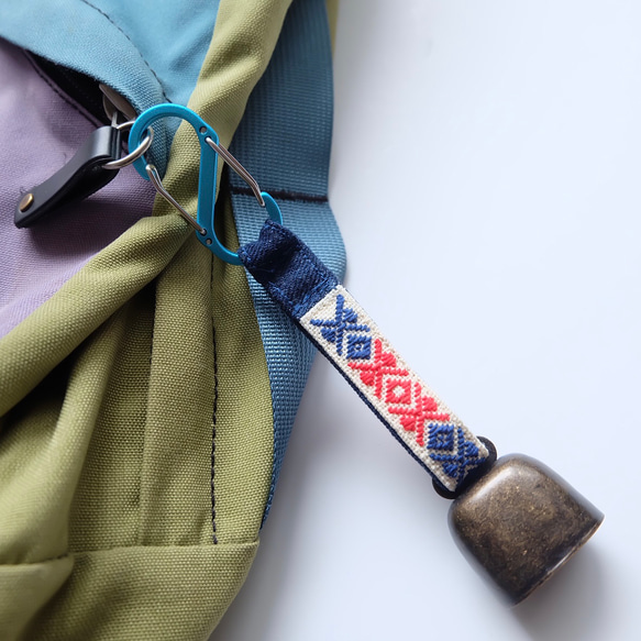 Kogin Rinrinku 熊鈴鐺 ☺︎ 配有靜音掛繩 ☺︎ 天然花朵登山扣 [刺繡 ☺︎ 刺子繡 ☺︎ Kogin刺繡] ⌘ 第1張的照片