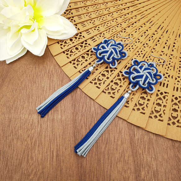 受注制作】八重菊結びのタッセルピアス・イヤリング（紺・ネイビー