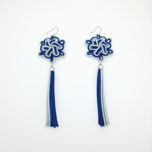 ネイビー　フリンジ　白　ピアス　イヤリング　タッセル　ネイティブ　モノトーン 受注制作】八重菊結びのタッセルピアス・イヤリング（紺・ネイビー