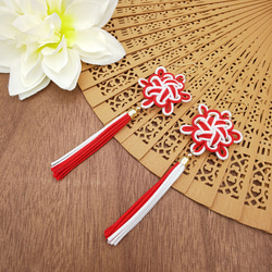 受注制作】八重菊結びのタッセルピアス・イヤリング（赤・レッド×白