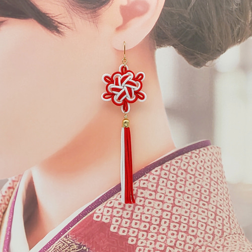 受注制作】八重菊結びのタッセルピアス・イヤリング（赤・レッド×白