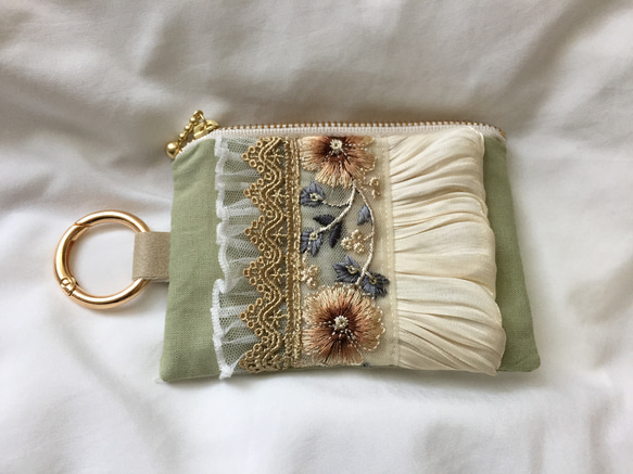 インド刺繍 リボン ファスナーポーチ カラビナ付き グリーン×レース 2枚目の画像