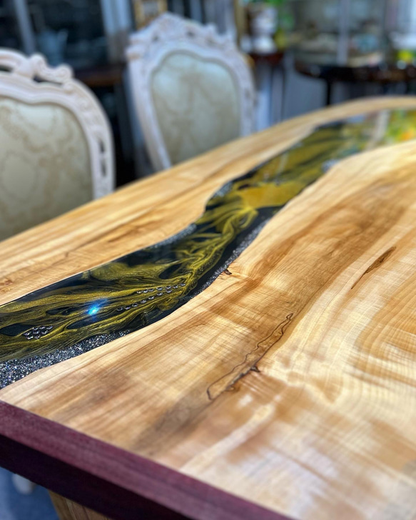 栃の木とレジンの一枚板テーブルT-1008 4枚目の画像