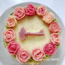 台湾カステラのフラワーケーキ（秘密の花園　薔薇×鍵）グルテンフリー、さつま芋スイーツのデコレーションケーキ 1枚目の画像
